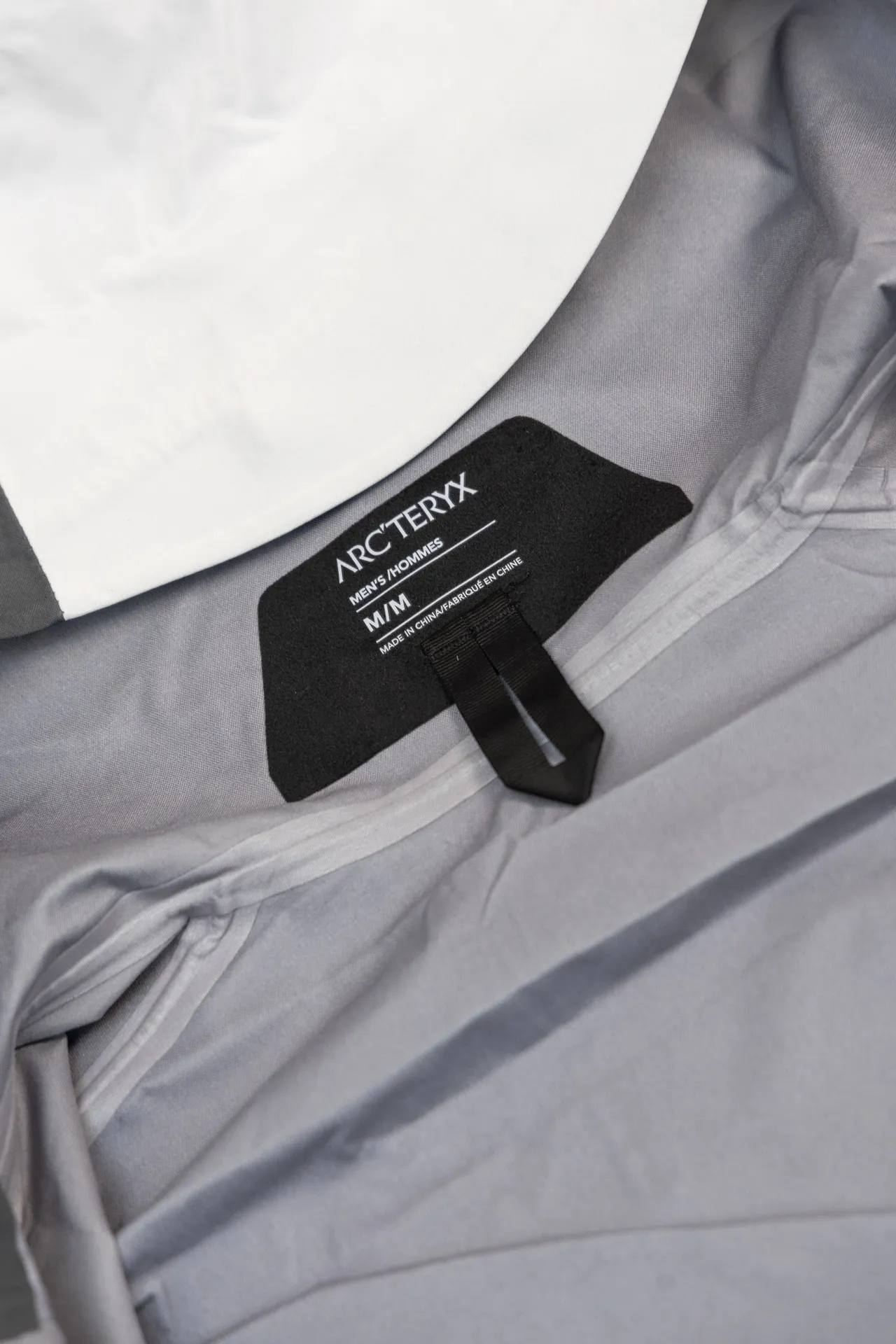 ARC‘TERYX x beams Beta Series-、 Factory TNF ； zp ； 21777 ～ zp Logo ； ； BETA： 。 LT ： ， Wear-Resistant。 GORE-TEX： 、 、Breathable Ykk ； COLOR: SIZE：S M L XL S ： 72 116 60 48 M ： 74 118 62 50 L ： 76 122 64 52 XL ： 78 126 66 54